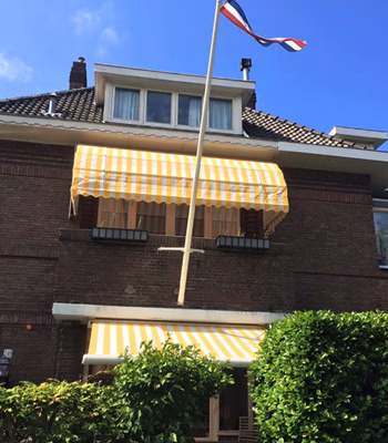 Gele markies op eerste verdieping