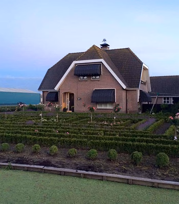Vrijstaand huis met markiezen